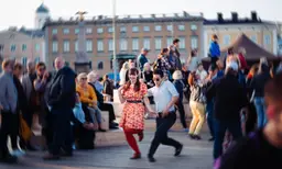 Salsaa Vuotalon aulassa – Vuotalo, Helsinki